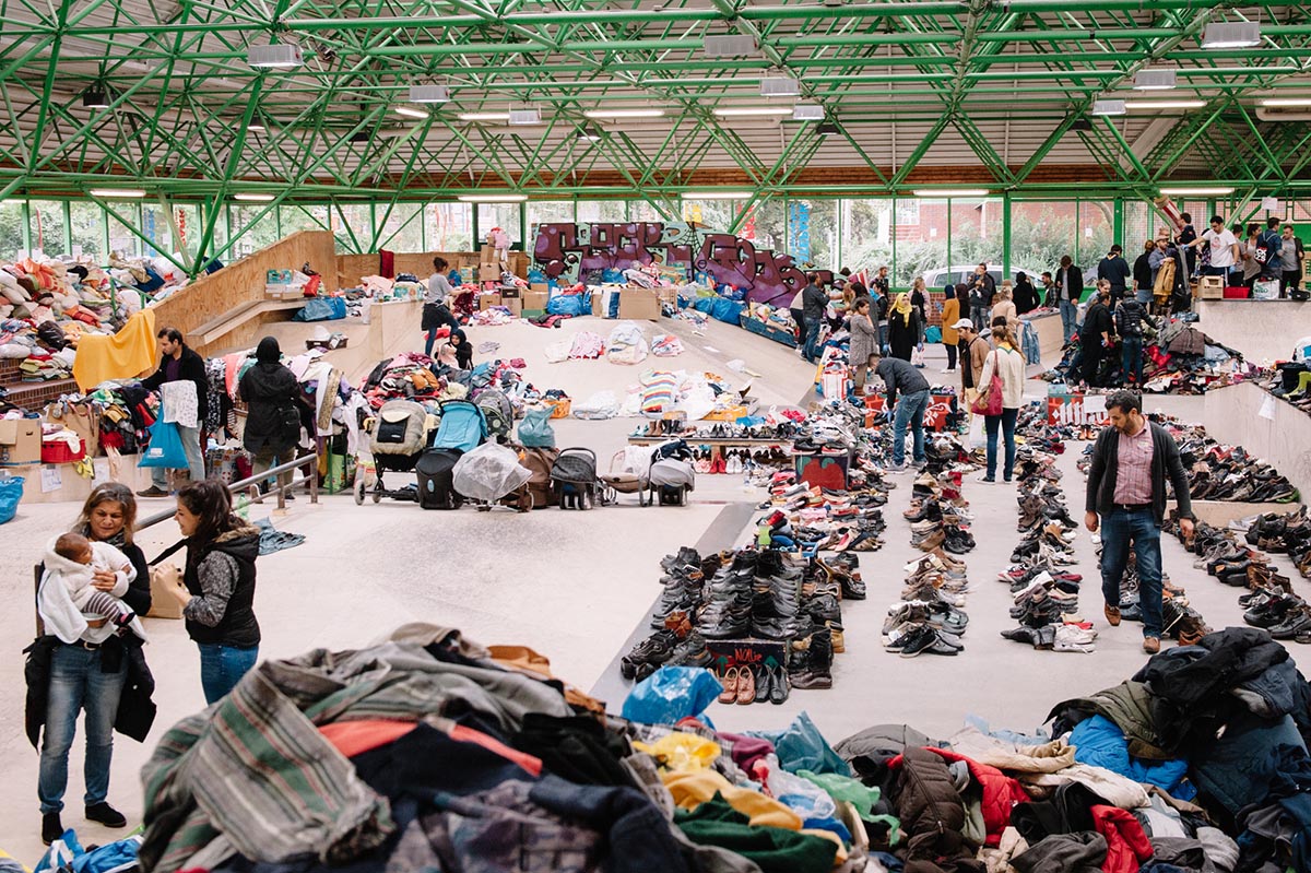 Skatehalle-Flüchtlinge kommen an_DO_DS