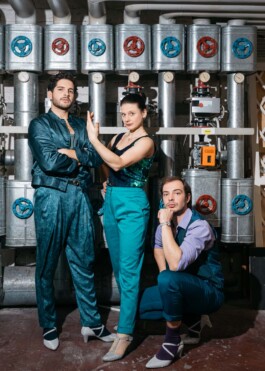 Theaterfoto, Cast des Stücks Amsterdam von Sapir Heller. Payam Yazdani, Nina Steils Alexander Wertmann Schauspielhaus Bochum Daniel Sadowski Fotograf