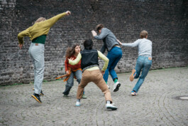 Eventfotografie. Performance: Practising-Apocalypse der Künstlerin Marlin de Haan 2025 in Duisburg im Rahmen der Gruppenausstellung von Urbane Künste Ruhr Daniel Sadowski Fotograf