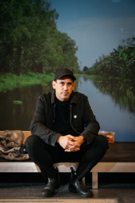 Portraitfotografie: Niklas Goldbach, Künstler in seiner Ausstellung im HMKV in Dortmund Daniel Sadowski Fotograf